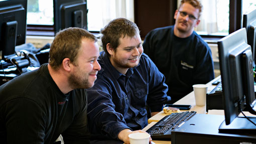Mænd på computeren. Mænd på computeren.