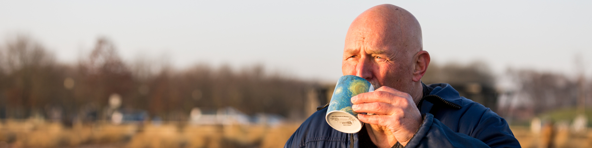 Mand med kaffekop