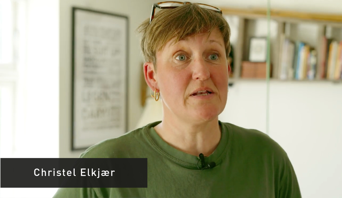 Online physiotherapist shows exercises